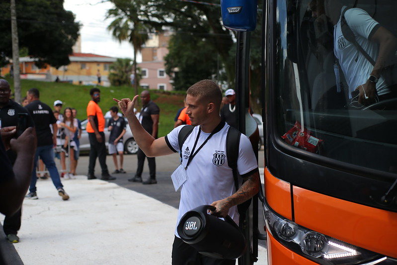 Ponte Preta: Vitória faz sondagem por  Naldi e diretoria monitora volante da Inter para reposição