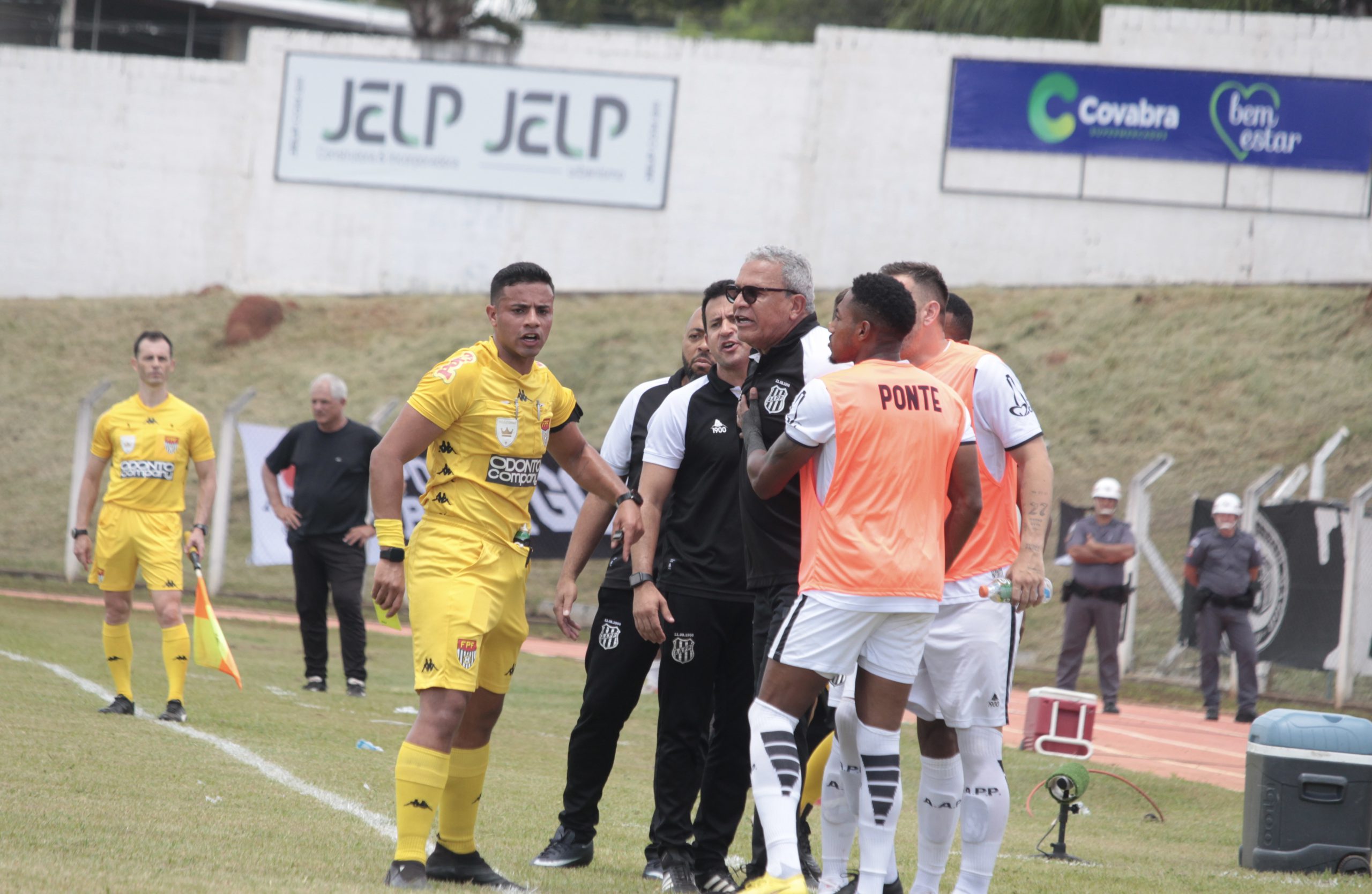 Ponte Preta: Hélio dos Anjos exalta jogadores da base e comemora um ano de clube