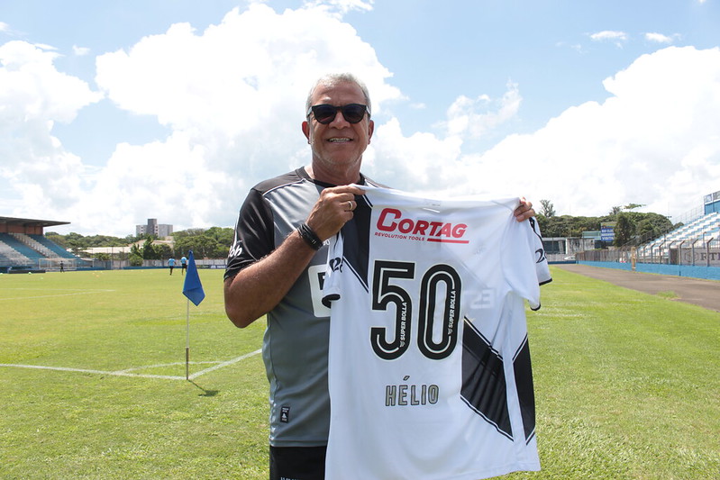 Hélio dos Anjos comemora 50 jogos pela Ponte Preta com retomada da liderança na A2