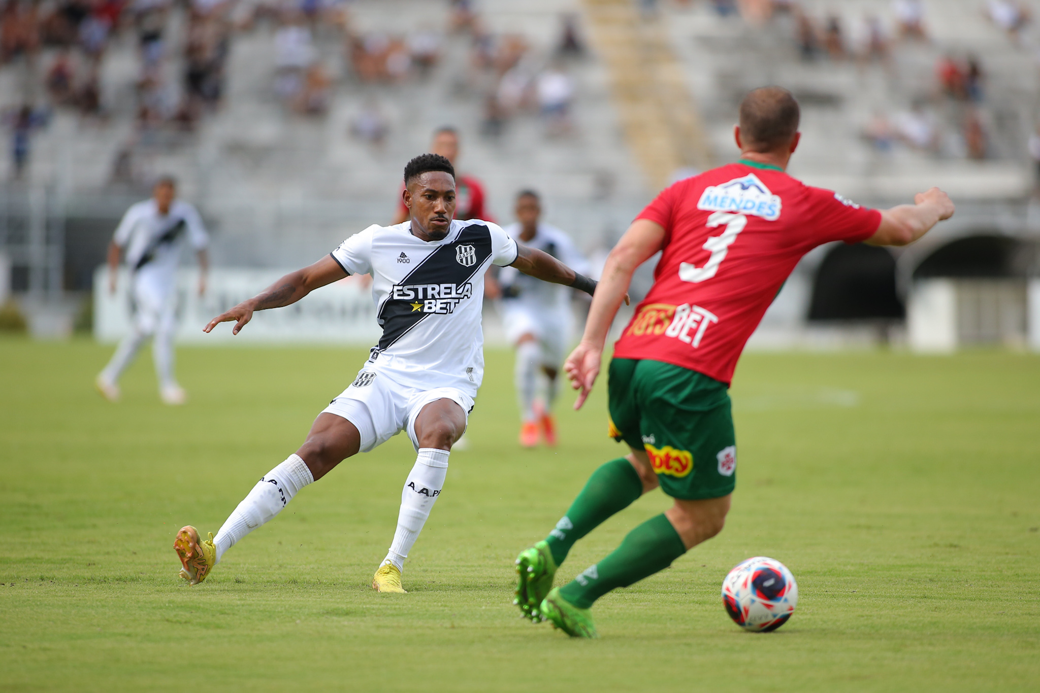 Ponte Preta 3×1 Portuguesa Santista: virada, vantagem na liderança e vibração no sábado de Carnaval