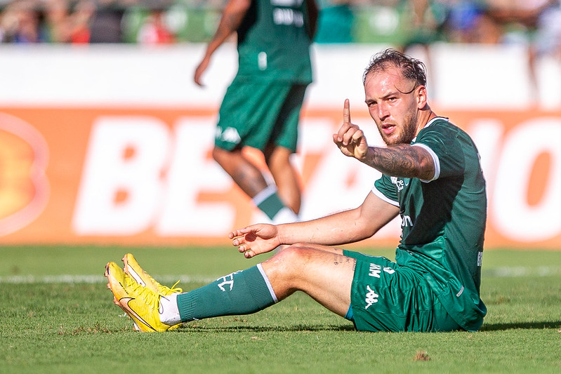 Guarani: Louzer perde três jogadores por suspensão para a próxima rodada da Série B