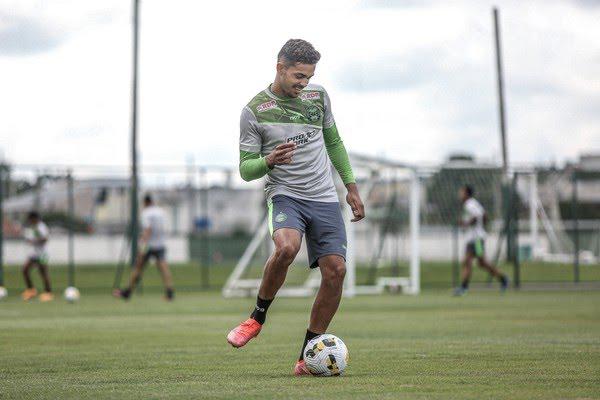 Guarani: diretoria tenta bater martelo por volante do Coritiba; Régis é aguardado