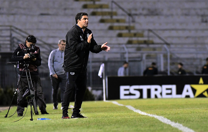 Ponte Preta: com mais tempo para treinar, Felipe Moreira estuda mudanças e espera boletim médico