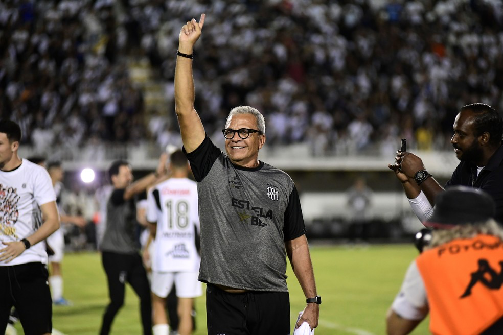 Ponte Preta: Hélio dos Anjos descarta relaxamento após acesso e foca na final