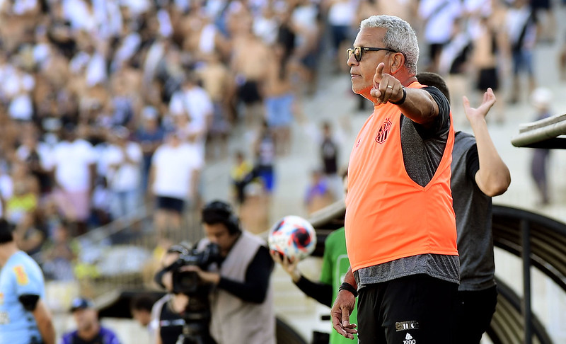 Ponte Preta: Hélio dos Anjos vê união após expulsão como ponto positivo e projeta jogo de sábado