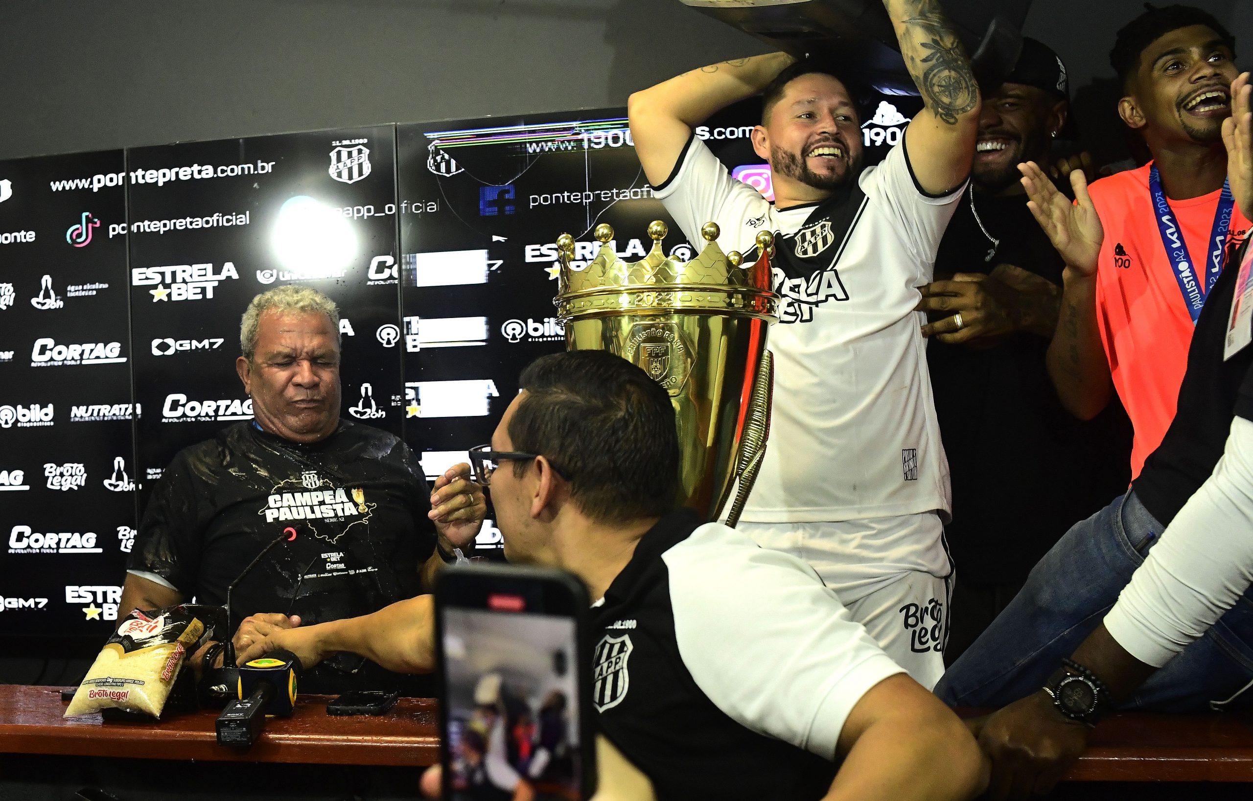 Ponte campeã: emocionado, Hélio dos Anjos vibra com conquista da Série A2