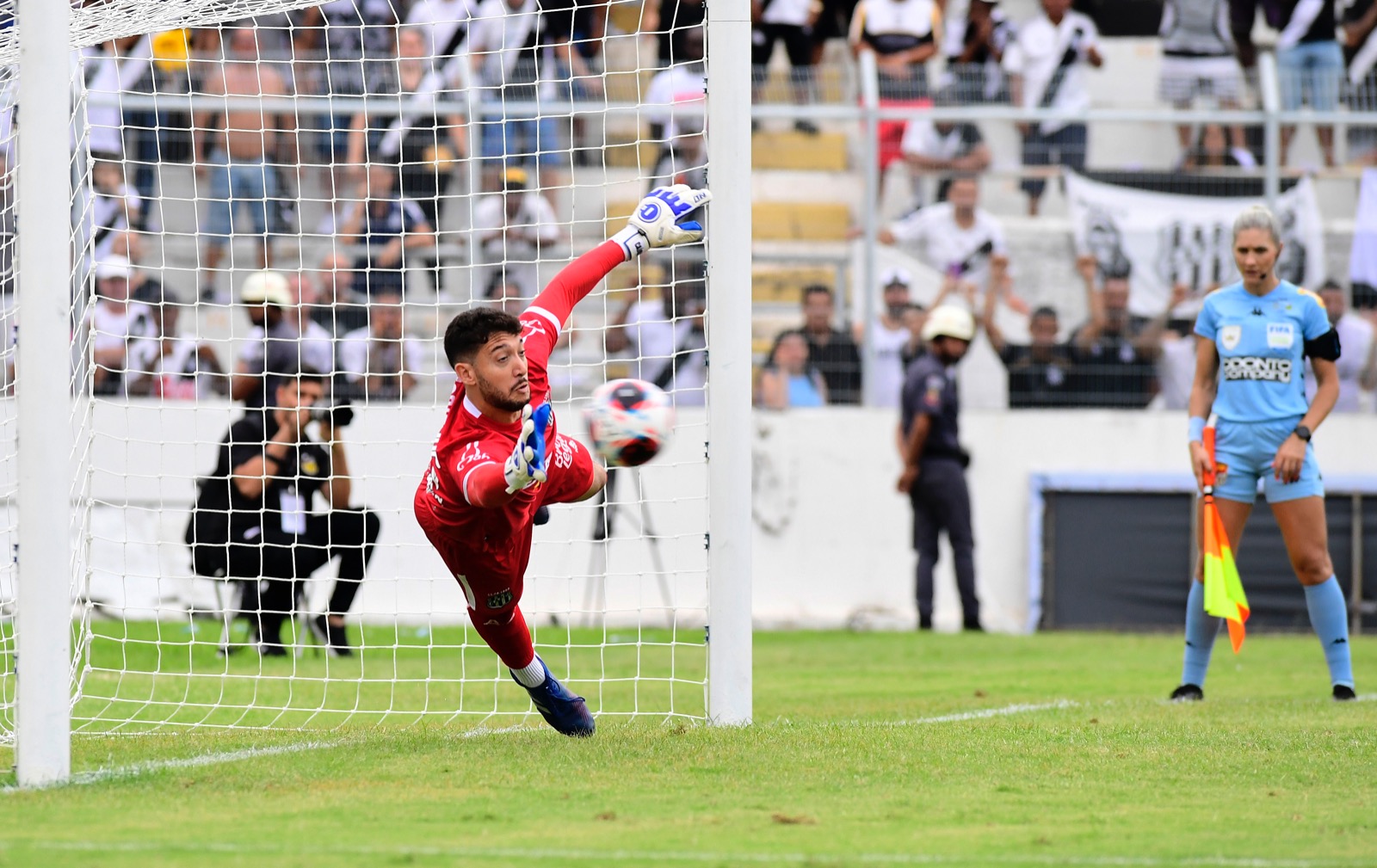 Ponte Preta: Vitória entra na briga por Caíque França e diminui chances de permanência