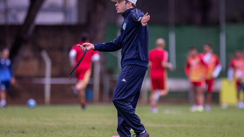 Guarani: Bruno Pivetti faz mistério e mantém dúvidas na escalação para domingo