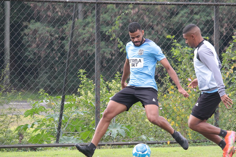 Ponte Preta: Felipe Moreira testa três jogadores na vaga de Fábio Sanches