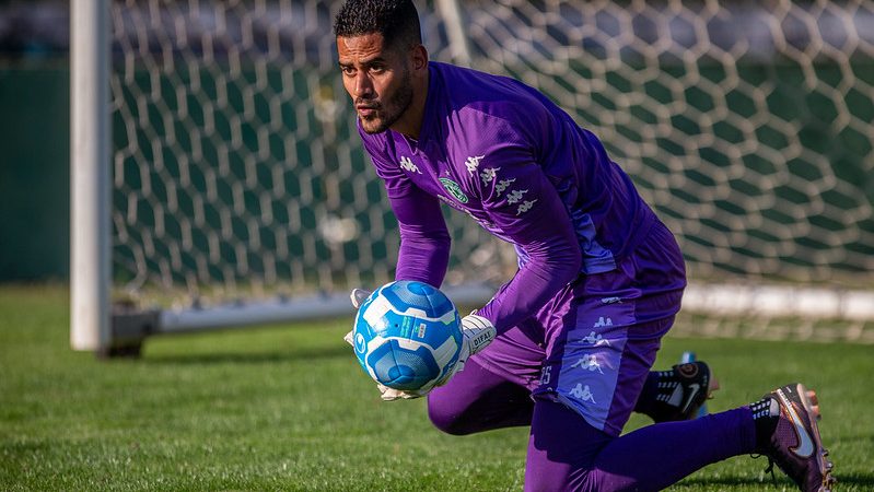 Guarani: diretoria oficializa venda de Tony ao futebol árabe; goleiro do Botafogo está no radar