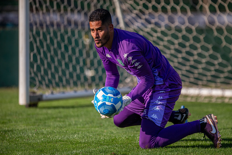 Guarani: diretoria oficializa venda de Tony ao futebol árabe; goleiro do Botafogo está no radar