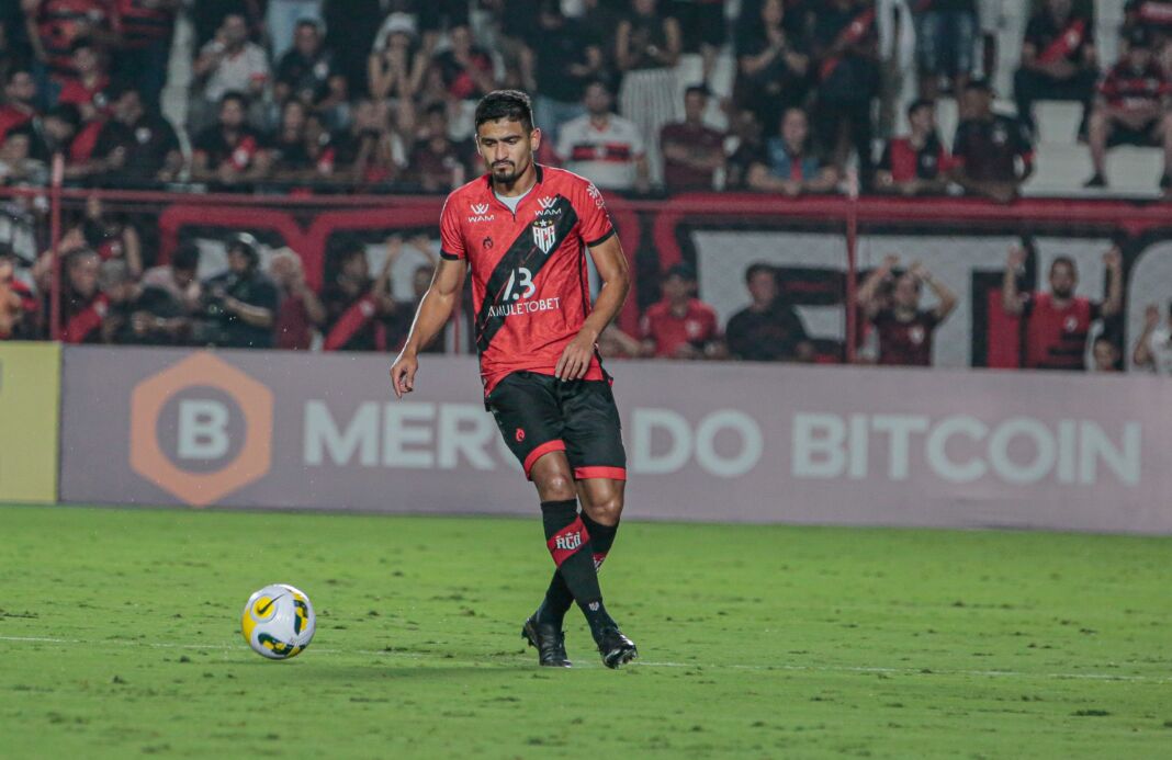 Guarani: acertado com lateral do CRB, Bugre faz proposta por zagueiro do Atlético-GO