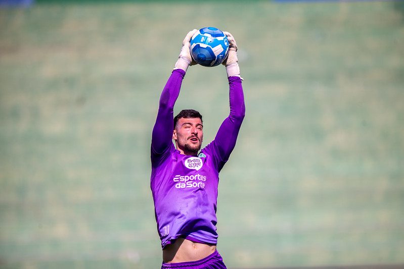 Guarani: com Pegorari machucado, diretoria renova contrato de goleiro reserva