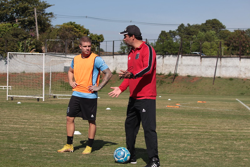 Ponte Preta: Naldi e Elvis voltam aos treinos, e Felipe Moreira carrega dúvidas na equipe