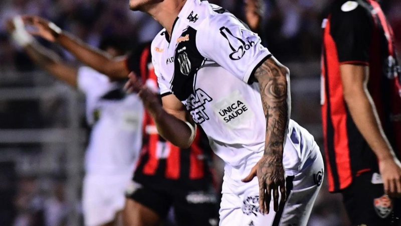 Ponte Preta: Léo Naldi volta ao time titular com gol e assistência