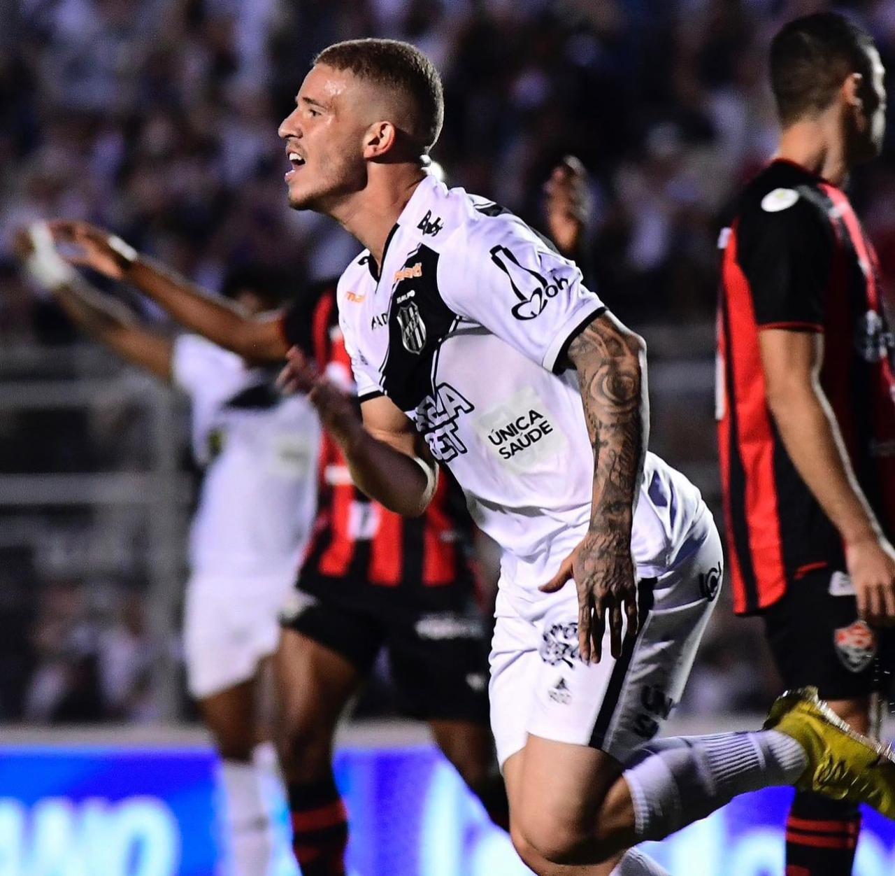 Ponte Preta: Léo Naldi volta ao time titular com gol e assistência