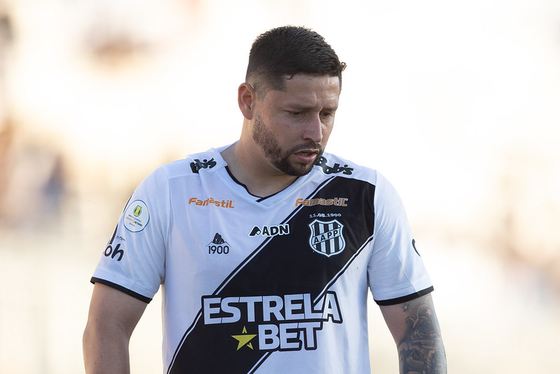 Ponte Preta: Elvis recebe prêmio da FPF de drible mais bonito do Paulistão