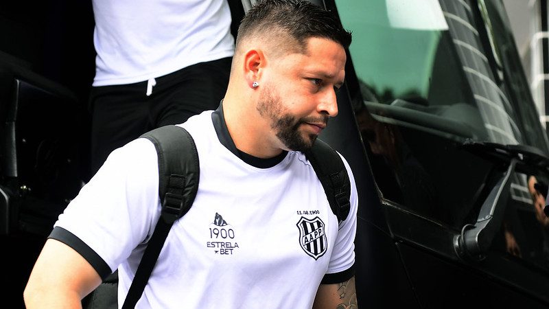 Ponte Preta: Elvis perde espaço com Pintado e acumula dois jogos no banco sem entrar