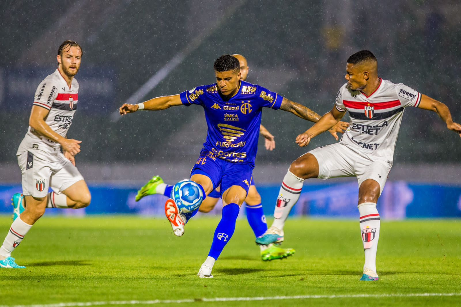 Guarani 0x1 Botafogo: derrota com um a menos deixa sonho do acesso mais longe