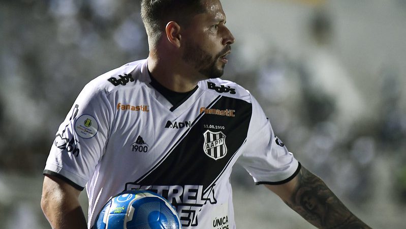 Ponte Preta: Elvis faz desabafo sobre arbitragem e questiona “querem derrubar a gente?”