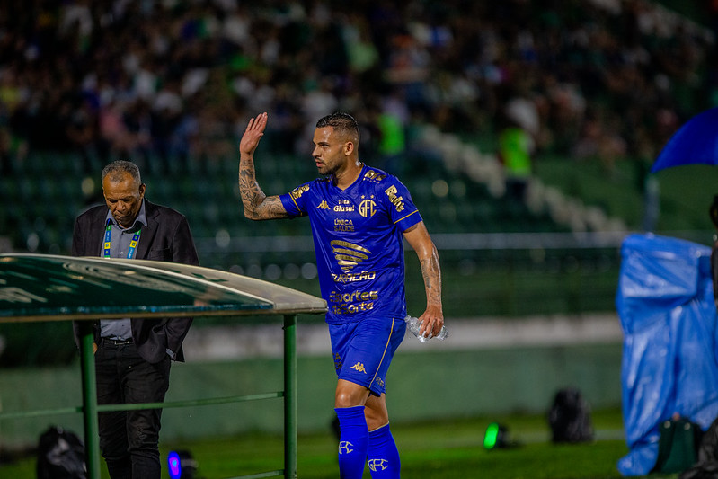 Guarani: discussão com torcida e rojões atirados no Brinco marcam tensão após derrota