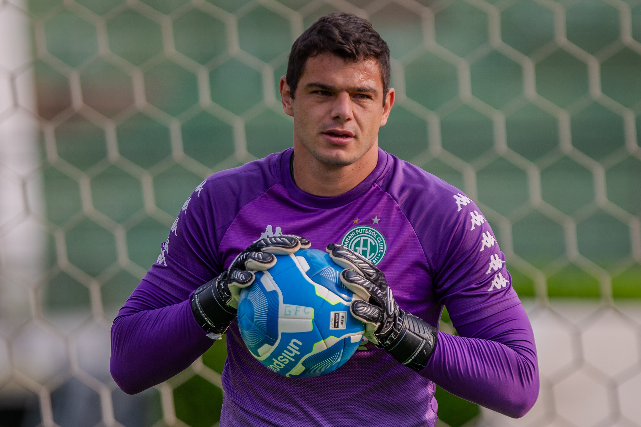 Guarani: cirurgia de goleiro aumenta lista de desfalques para última rodada da Série B