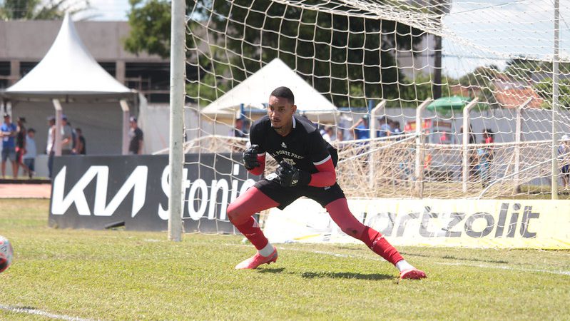 Ponte Preta: Eberlin reitera confiança em Pedrão para substituir Caíque; diretoria procura goleiro experiente