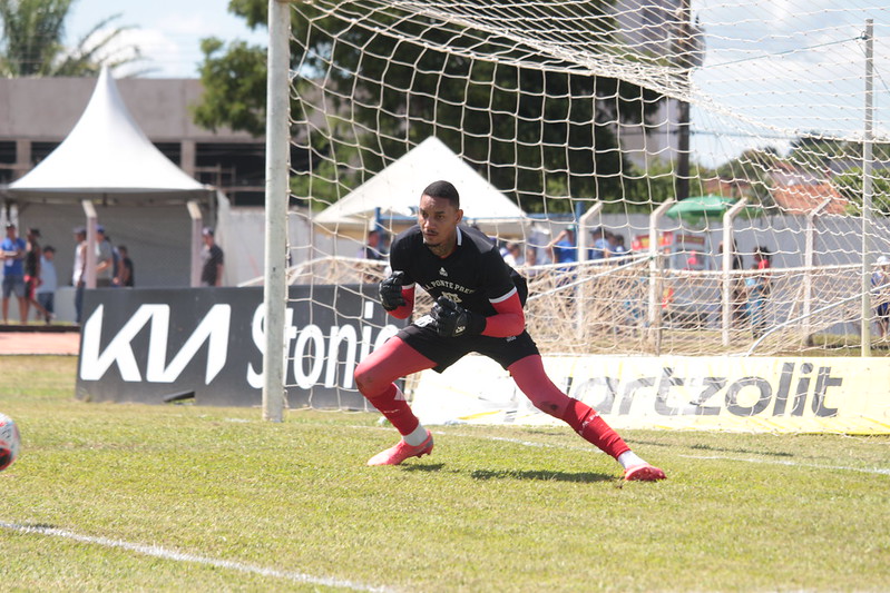 Ponte Preta: Eberlin reitera confiança em Pedrão para substituir Caíque; diretoria procura goleiro experiente