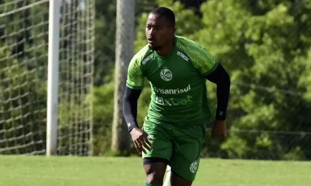 Ponte Preta: para fechar setor, diretoria negocia com volante que estava no Juventude