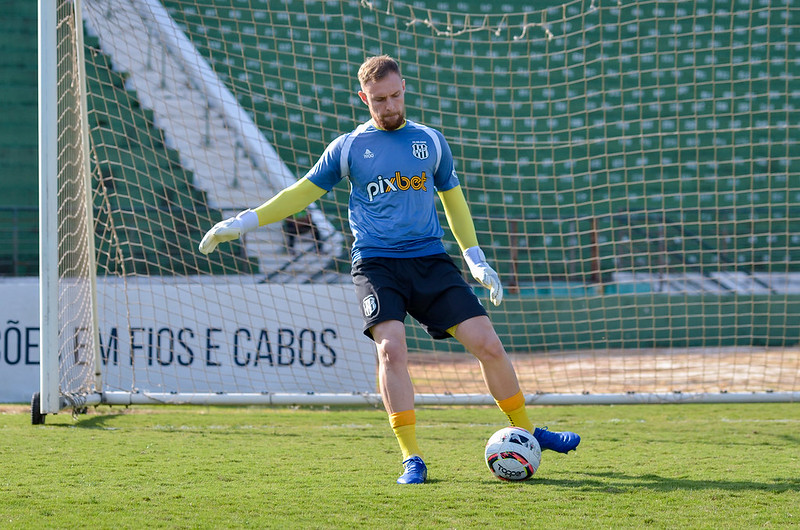 Ponte Preta: com aval de Brigatti e Lauro, Macaca busca renovação com goleiro