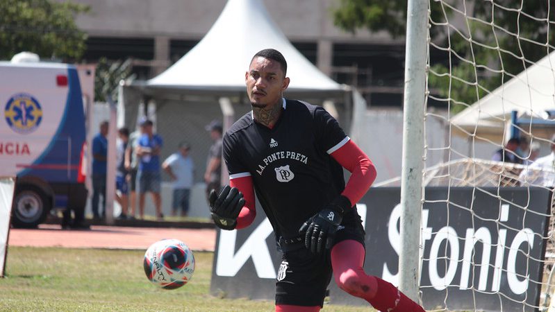 Ponte Preta: novo titular, Pedro Rocha recebe novo contrato; Luan também renova