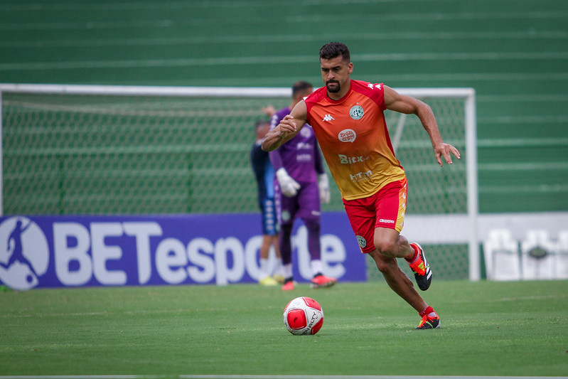 A Origem: na mira do Barça-EQU, zagueiro do Guarani foi criado no terrão do Corinthians e superou lesões