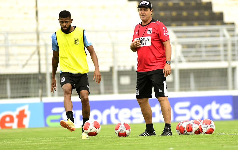 Ponte Preta: após Brigatti, diretoria renova com zagueiro