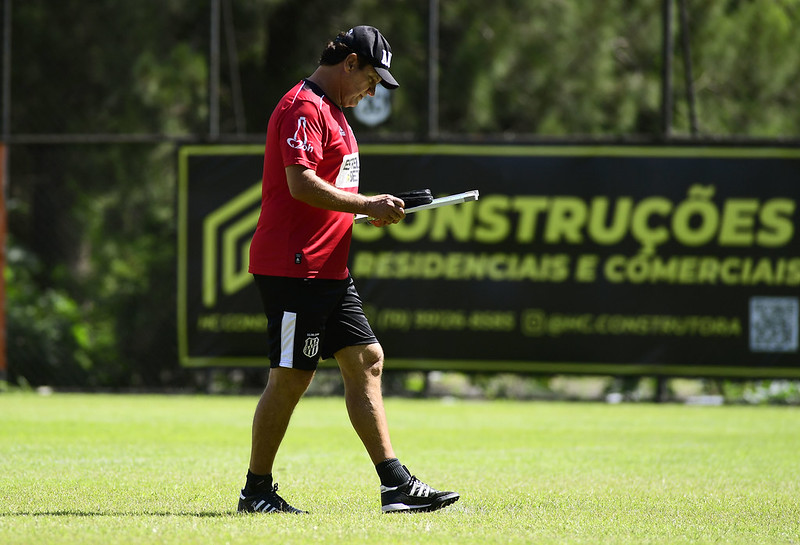 Ponte Preta: após oito gols sofridos em dois jogos, Brigatti avalia formação com 3 zagueiros