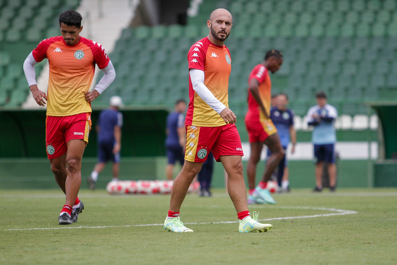 Guarani: Régis volta aos treinos após lesão no ombro, mas segue com futuro indefinido