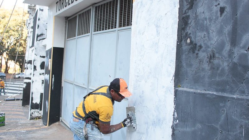 Ponte Preta: pintura externa do Moisés Lucarelli é iniciada