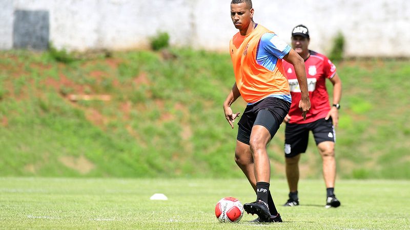 Ponte Preta: diretoria empresta zagueiro para a Série D; Mateus Silva sofre lesão