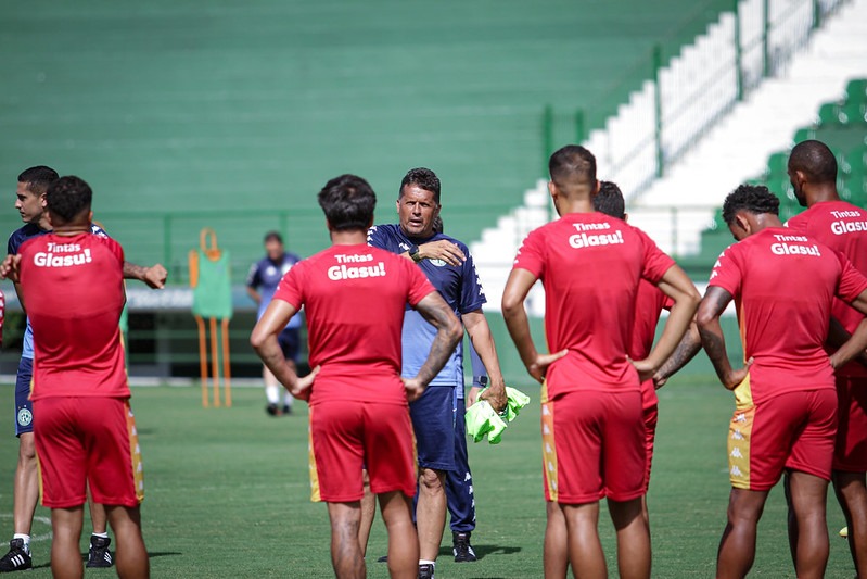 Guarani: Claudinei perde lateral e espera avaliação de trio para duelo com a Chape