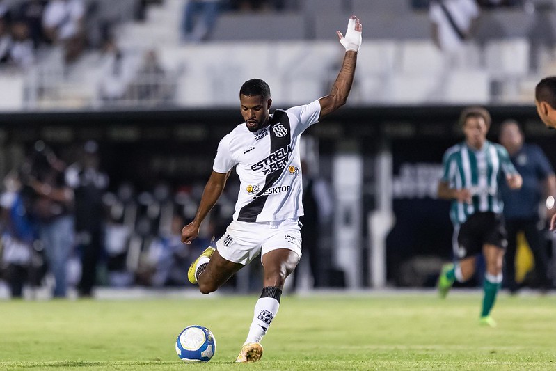 Ponte Preta: Gabriel Novaes vira dúvida para enfrentar o Goiás