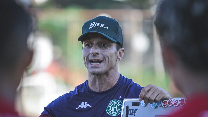 Guarani: Júnior Rocha promove formação com três zagueiros para enfrentar o Santos