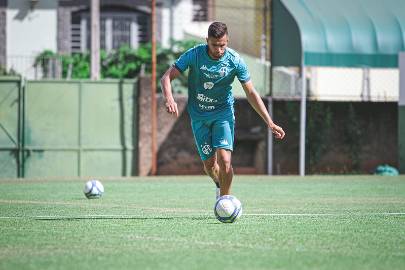 Guarani: comissão técnica avalia lateral para saber se número de desfalques vai aumentar