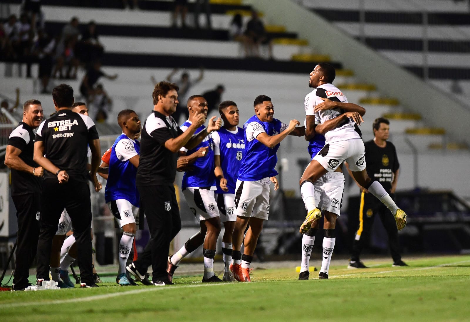 Ponte Preta: Brigatti pede “carinho da torcida por Jeh” e comemora primeira vitória na Série B