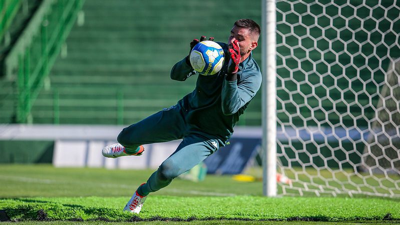 Guarani: goleiro inicia transição após seis meses de grave lesão