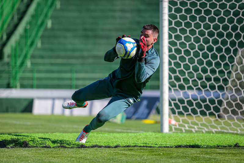 Guarani: goleiro inicia transição após seis meses de grave lesão