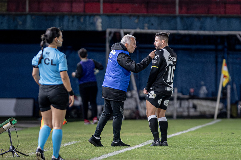 Ponte Preta: titular ou reserva? Escalação de Elvis vira incógnita para o próximo jogo