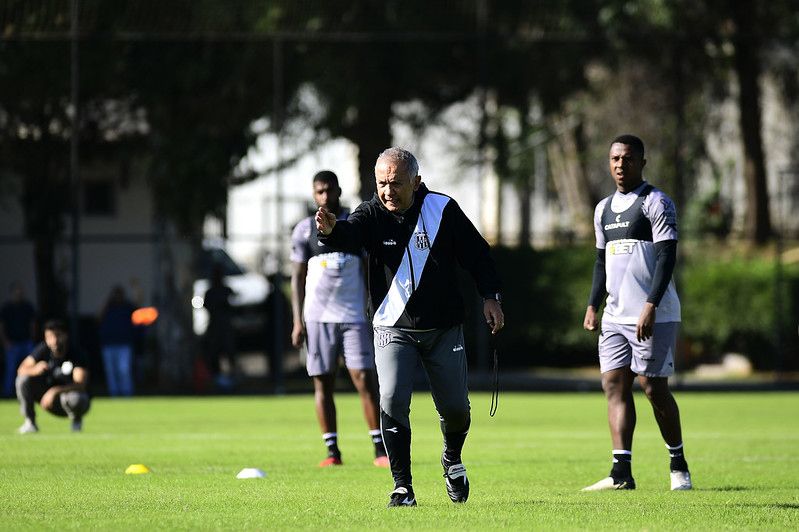 Ponte Preta: desfalques na lateral esquerda fazem Nelsinho improvisar