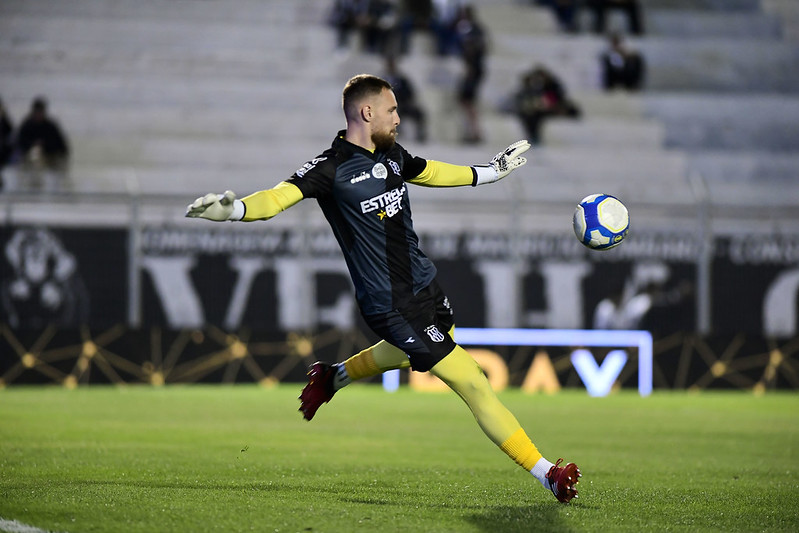 Ponte Preta: Luan ou William? Suspensão de Pedro Rocha abre nova disputa no gol