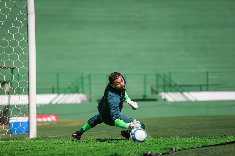 Guarani: volta de Vladimir acirra disputa pela titularidade no gol