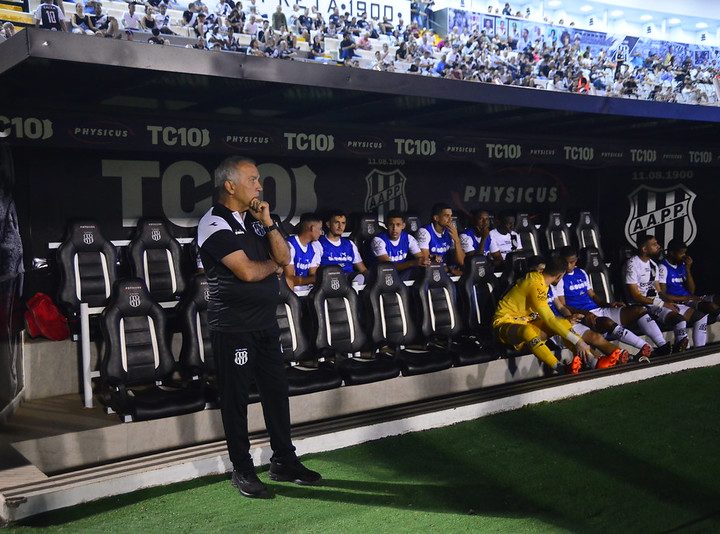 Ponte Preta: Nelsinho pede demissão e deixa o clube após derrota no dérbi