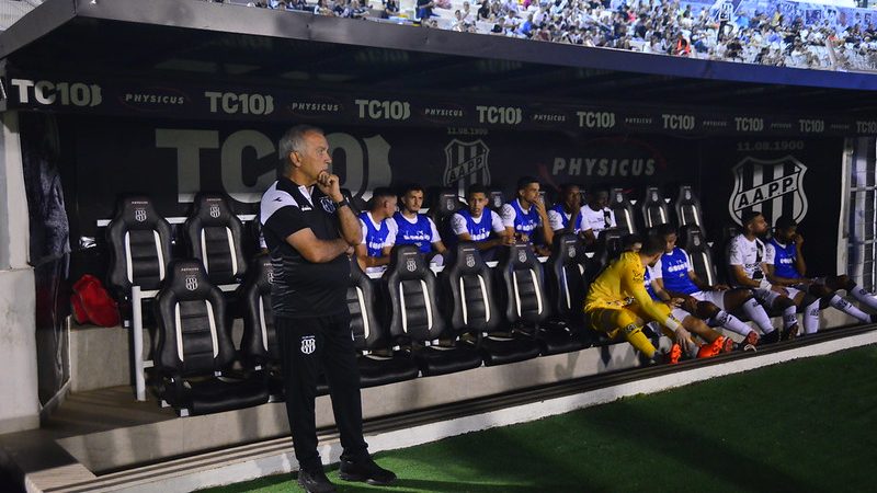 Ponte Preta: Nelsinho faz testes para escolher defesa titular; veja opções